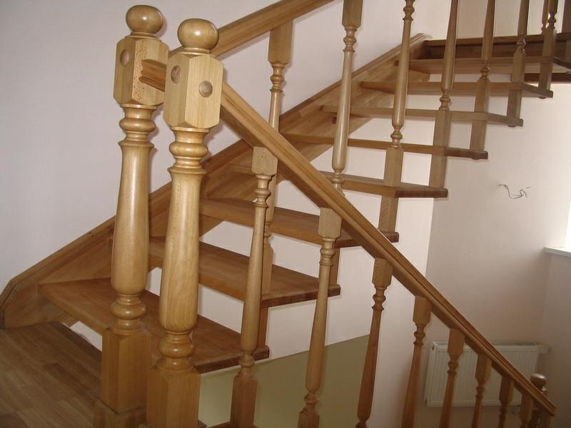 Как прикрепить балясины к лестнице