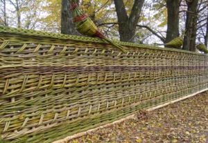Как сделать плетень на даче своими руками